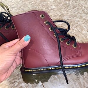 Dr. Martens – Luana Leather Combat Boot CHERRY / UK3/US5 / UK3/US5